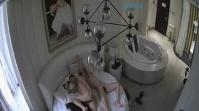 豪华套房全视野偷拍高颜值性感美女被操的受不了了,嚎嚎大叫说：不玩了.美女跑到门后又被哄到床上狠狠干了一次.国语的!